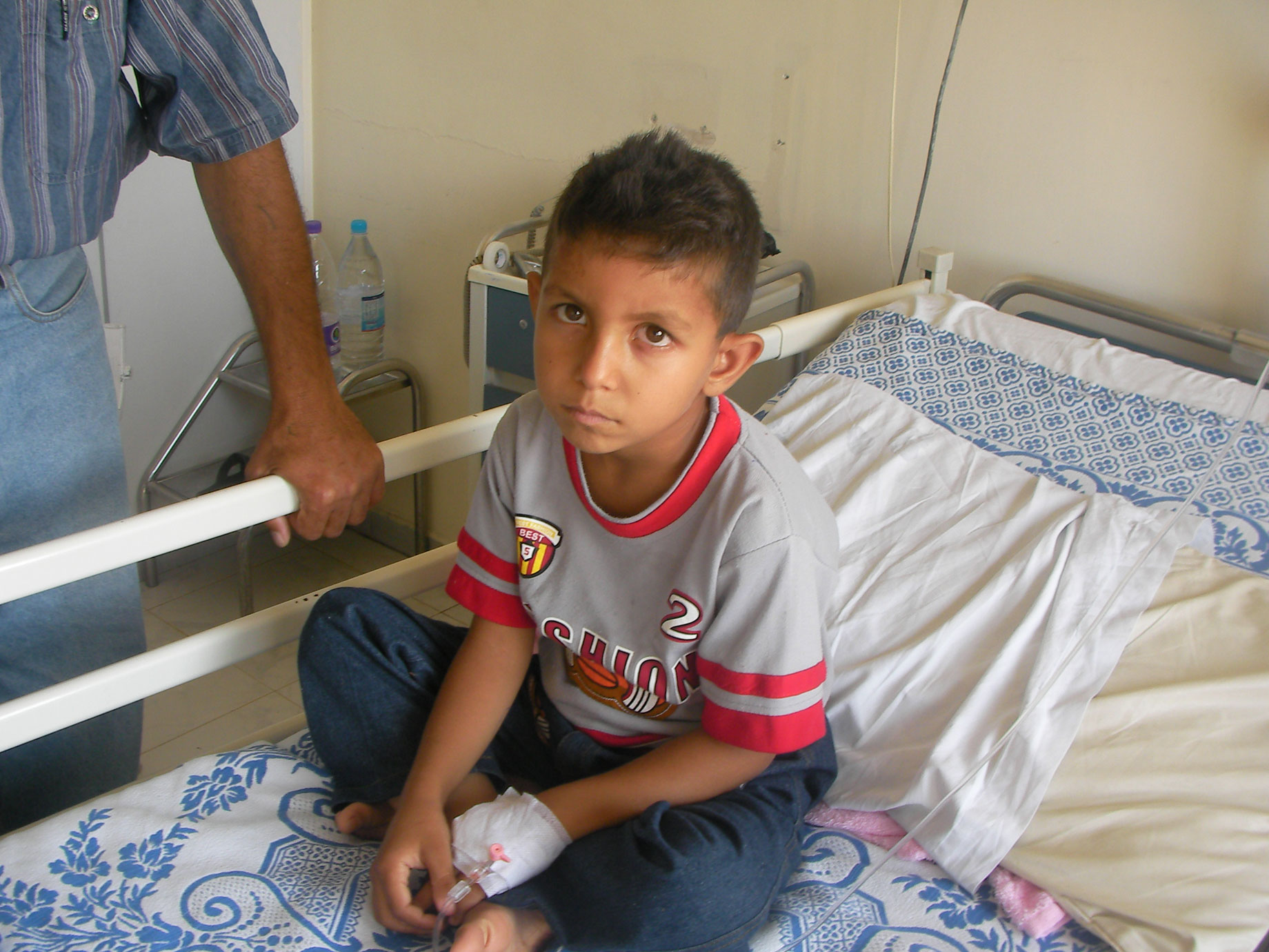 難民キャンプからガンの疑いのある少年がアンマンへ_f0155297_837377.jpg