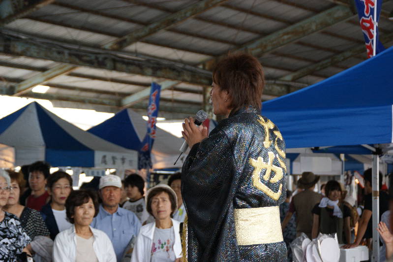 『おわせ港まつり』は賑わっています。（その２．イタダキ市と魚つかみ大会）_e0111346_13442513.jpg