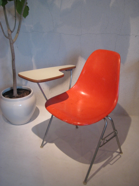 EAMES CHAIR _c0146581_1533763.jpg