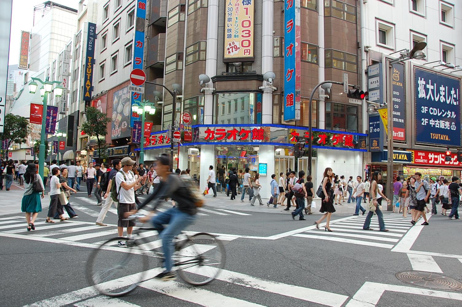 歩行者天国 Shinjuku Tokyo パリの郊外暮らし