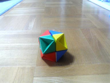 正６面体に正３角形の凹みがある立体 を繋げて 無限に開く立方体 を作成する Mrtn Directory