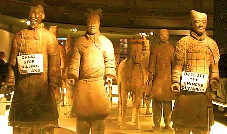 アリに負けた巨象、活動家4人に負けた10万の人民軍_d0123476_8155394.jpg