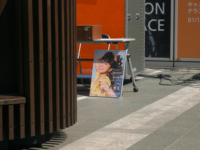 東京の風景　麻衣夢ちゃん、カレッタ汐留で歌う_f0024992_8114527.jpg