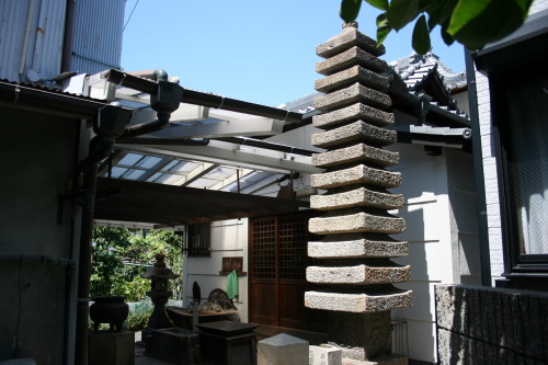 腕塚堂(平忠度塚)_b0118987_6223032.jpg