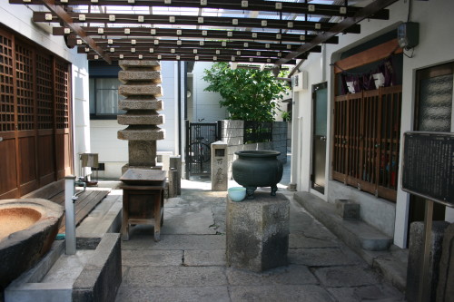 腕塚堂(平忠度塚)_b0118987_6232840.jpg