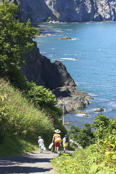 海水浴の人で賑わうオタモイ海岸 小樽そぞろ歩き 四季の彩り