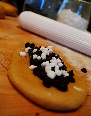 黒糖生地でチョコチップのお花パン＆黒糖ロール_a0105872_346514.jpg