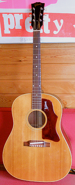 めちゃめちゃ状態の良い「1968年製 Gibson J-50」が入荷!_e0053731_18232249.jpg