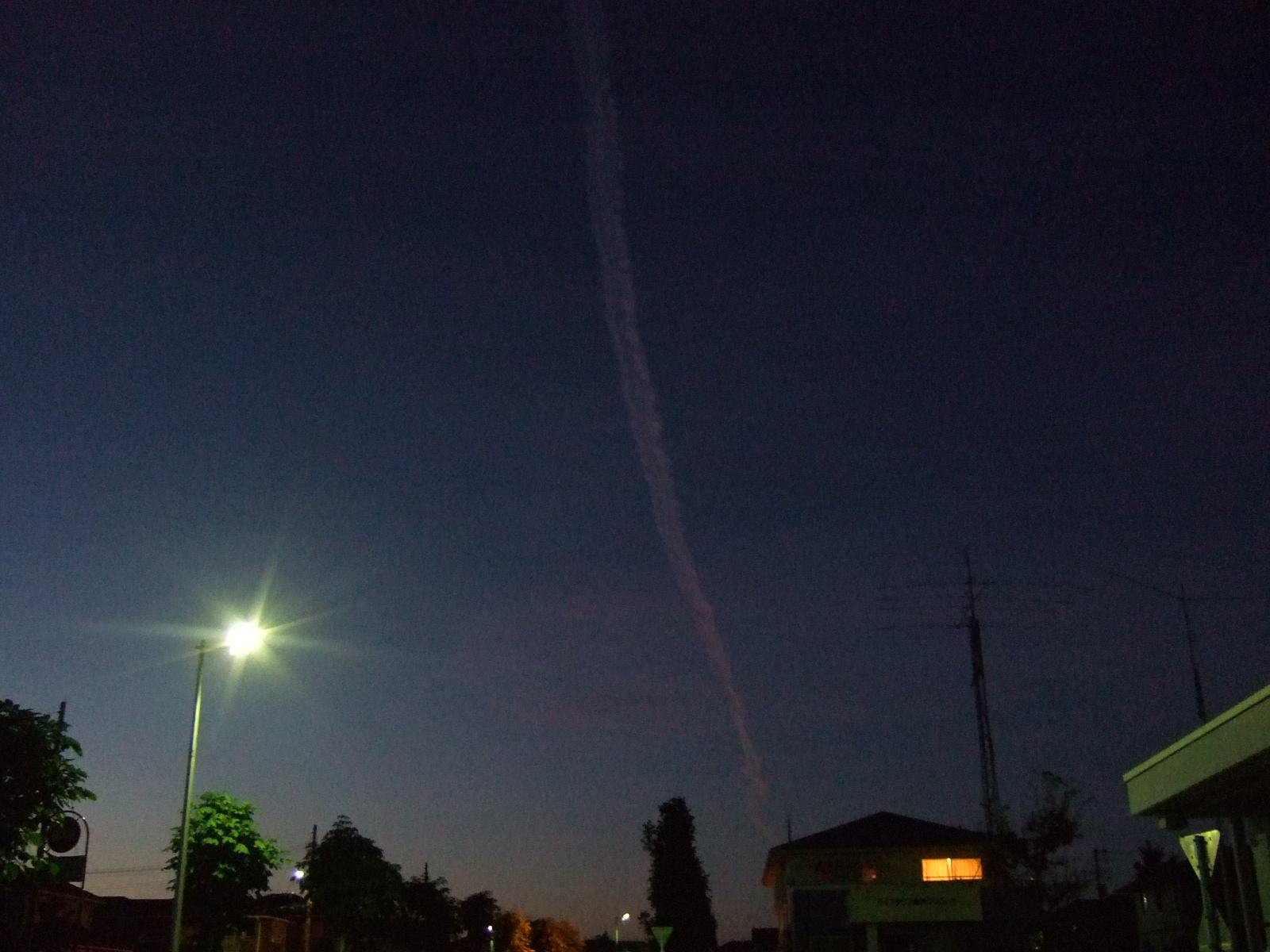 夜の飛行機雲 佐藤真樹 青空のわんこ