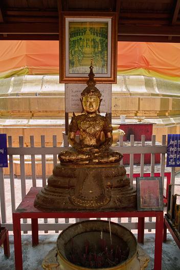 #191 ワット・プラ・ケーオ(วัดพระแก้ว) ~チェンライ~_c0039685_1833751.jpg