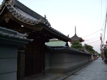 線路をはさんで．．．_e0138081_18522966.jpg