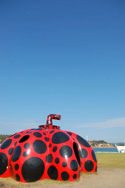 アートの島 直島を訪ねて 赤かぼちゃ編 カメラと過ごす時間 アートの島 直島を訪ねて 赤かぼちゃ編 カメラと過ごす時間