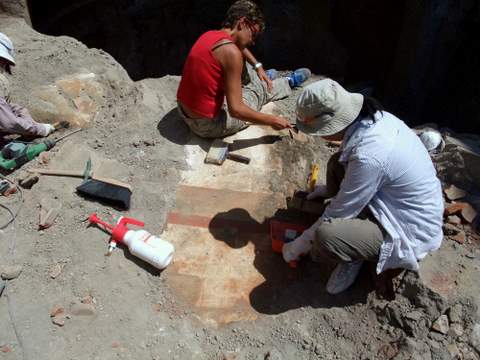 Newly discovered some fragments of a collapsed wall with fresco in \"Vano 10\"_b0159178_6472016.jpg