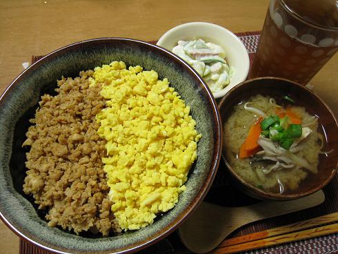 今夜は2色そぼろ丼。_c0146301_20105775.jpg