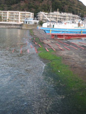 真名瀬漁港の現状　老朽化が目立つ漁港設備よりなぜ遊歩道？_b0110633_13214020.jpg