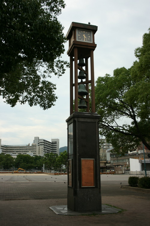 湊川公園の時計塔と神戸タワー_b0118987_5491121.jpg