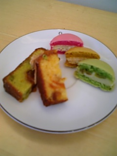 美味しいもの研究 〈エルメのマカロン&金子シェフの焼き菓子〉_b0080287_1516277.jpg