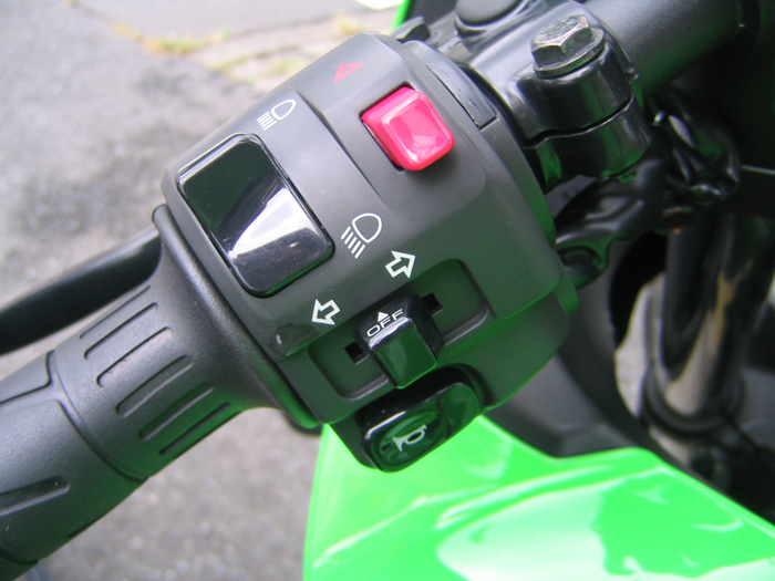 Ninja250R ハザードスイッチKIT】発売開始 Ninja250R ハザードスイッチKIT】発売開始