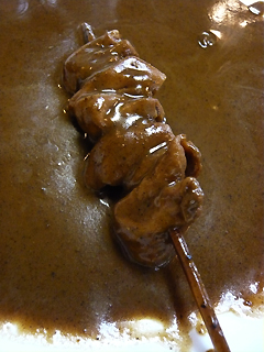 もつカレーを食べてたら有名人が入ってきたゾ_c0053520_2248629.jpg