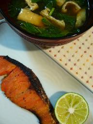 紅鮭味噌漬とじゃが芋のスープグラタン、　オニオンスライスのサラダ_f0106333_14314215.jpg
