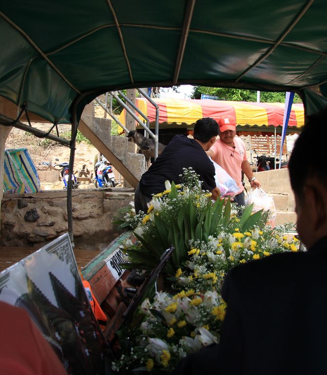 葬儀の花とメコンを渡る_c0134569_20572727.jpg