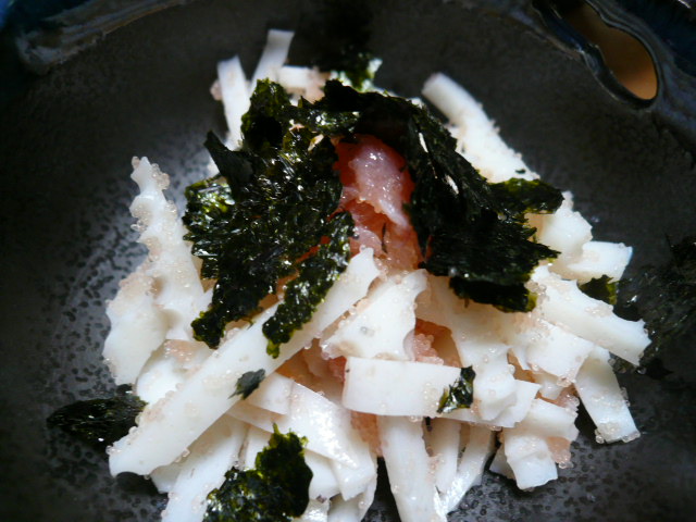 お芋と玉ねぎだけのポテトサラダ　と　ゴボウと蒟蒻とあられ揚げの煮びたし　青しそ風味　とか_c0132573_21125256.jpg