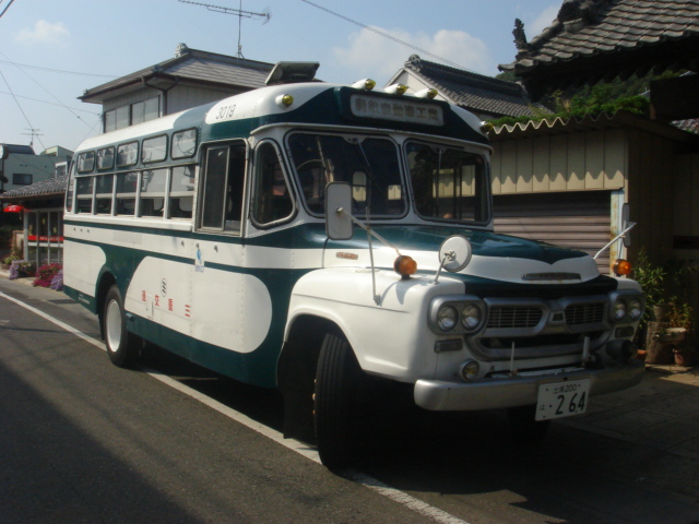堂々のボンネットバス_b0124462_2140759.jpg