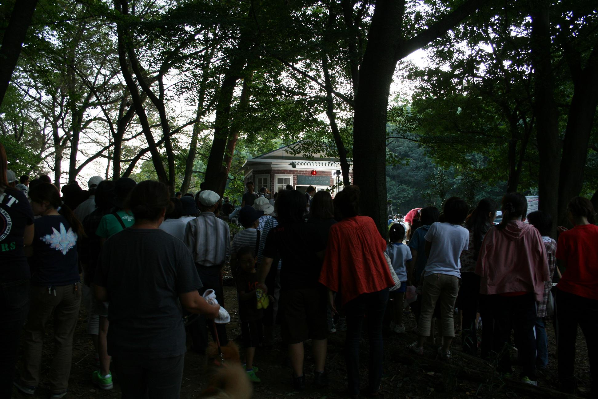 「警官の血」ロケ地 仙元山公園の野次馬さん 深谷のまちづくり その22_a0107574_8371194.jpg