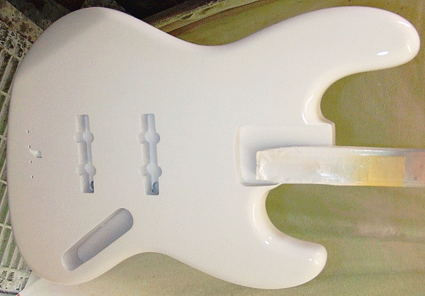 秋澤さんオーダーの「Modern J-Bass」の着色が完了!_e0053731_19203670.jpg