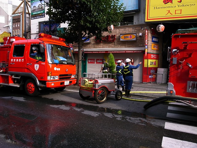 吉祥寺ハモニカ横丁で火事発生！_a0009142_23122899.jpg