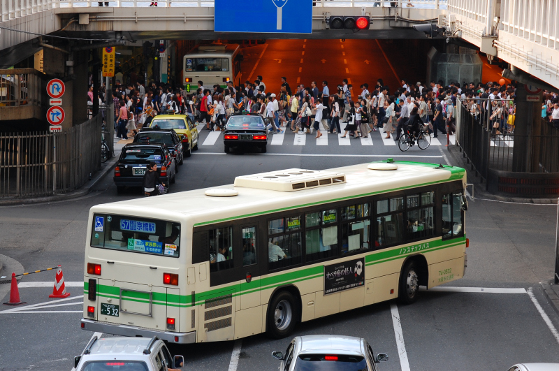 右折するバスに群衆、そして、大阪駅高架下_c0112065_224141.jpg