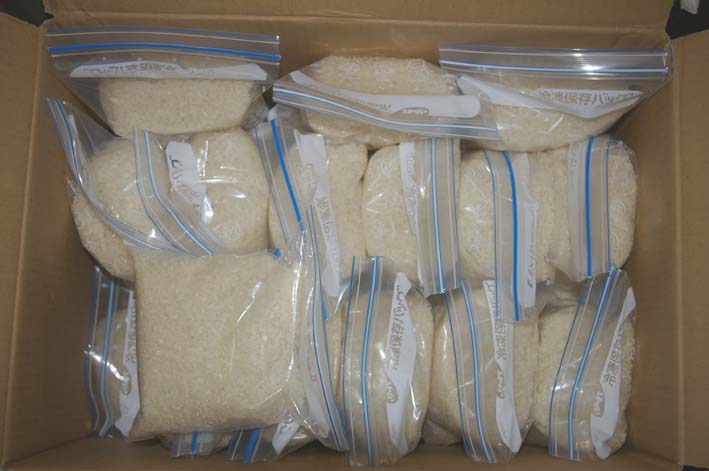 干潟八万石産のコシヒカリの新米、お土産用に袋わけ_c0014967_1339913.jpg