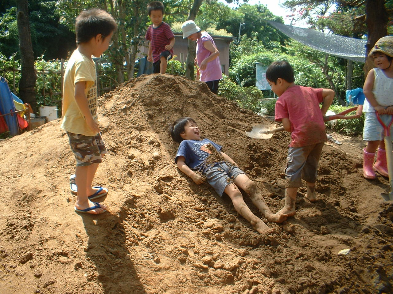 泥遊び どんぐり山の子どもたち どんぐり山共同保育園
