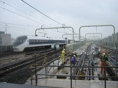 小田急線、登戸駅にて_e0058913_13403526.jpg