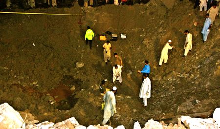 速報！パキスタン・マリオット爆破テロで40名死亡_d0123476_892916.jpg