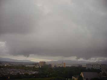 怖いぐらいの雷雲と豪雨_e0126576_1602274.jpg