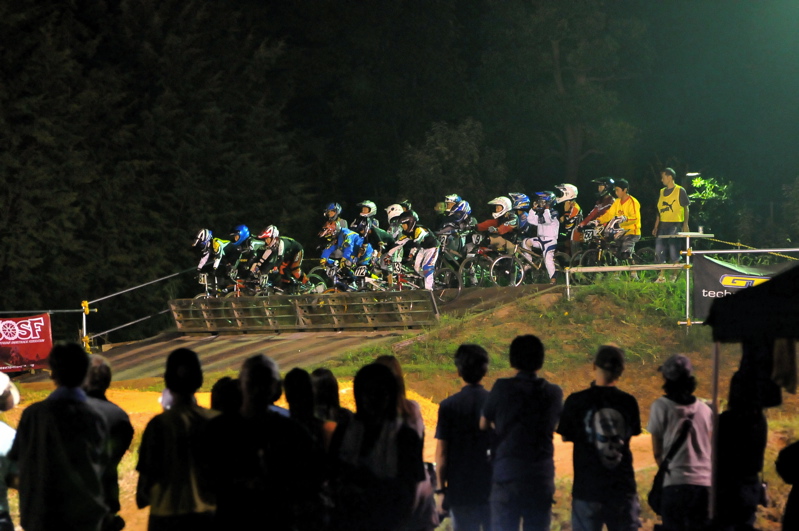 2008緑山ジャパンオープンナイトレース最終回:コース外の風景_b0065730_10242535.jpg