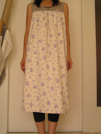 YUWA紫小花のエプロンワンピ♪_f0023333_7102659.jpg