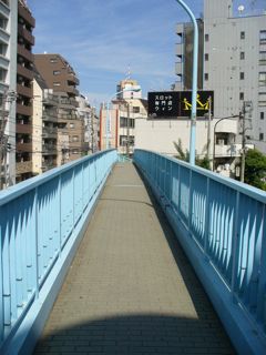 らせん階段の歩道橋_d0057843_12434318.jpg