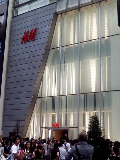 行列のできるH＆M_f0079890_17373956.jpg