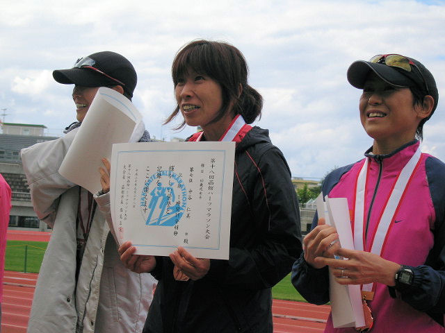 2008函館ハーフマラソンでトン子さん表彰台に立つ。_f0151515_18525927.jpg