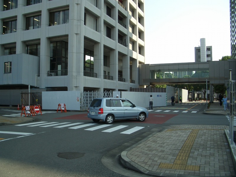市役所の外部エスカレーター工事が始まりました!_f0141310_1575885.jpg