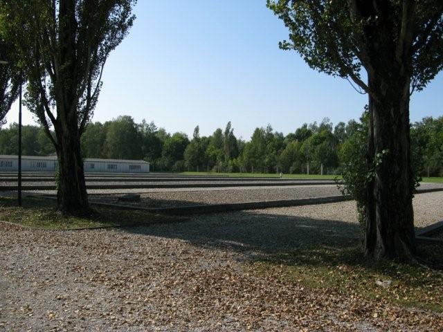 Barracks in the camp site_c0157558_1731467.jpg