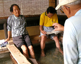 足湯は混浴_b0145296_13403566.jpg