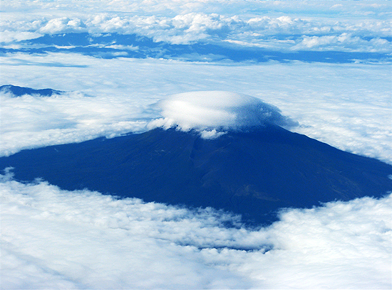 富士山に珍しい雲が！　車いすでの飛行機搭乗_c0167961_19471818.jpg