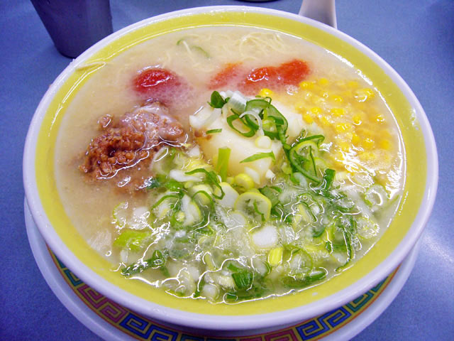 大泉学園 だんだん 野菜ラーメン(きいろ・塩味)とラーメン(醤油味)_a0016730_2274565.jpg