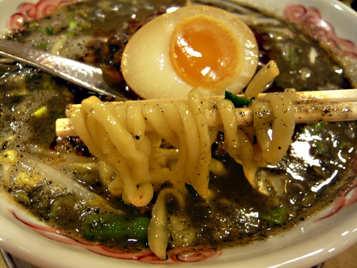 限定　黒胡麻坦々麺　＠　新在家ラーメン　もんど_e0024756_23315898.jpg