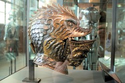 珍品◼️蔵からカッコイイ西洋騎士のアンティークなブロンズの盾の様なのが出て来ました 珍品◼️蔵からカッコイイ西洋騎士のアンティークなブロンズの盾