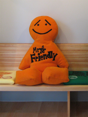 MR. FRIENDLY Cafe 　 腰掛専用 MR. FRIENDLY ぬいぐるみ_a0101591_185168.jpg