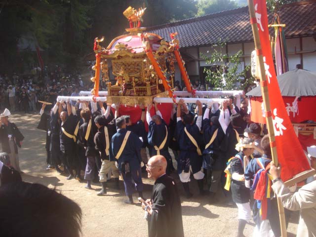 【8208】　豊作喜ぶ”神人一体”の祭り_e0083820_2134058.jpg